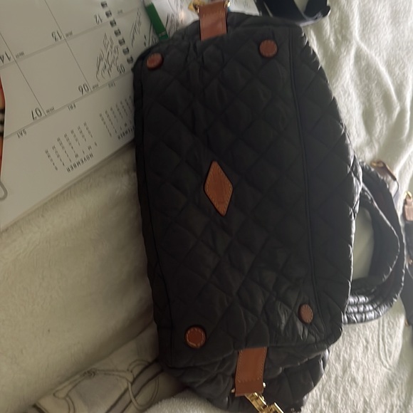 CRoss body strap and dust bag included. - Picture 6 of 6